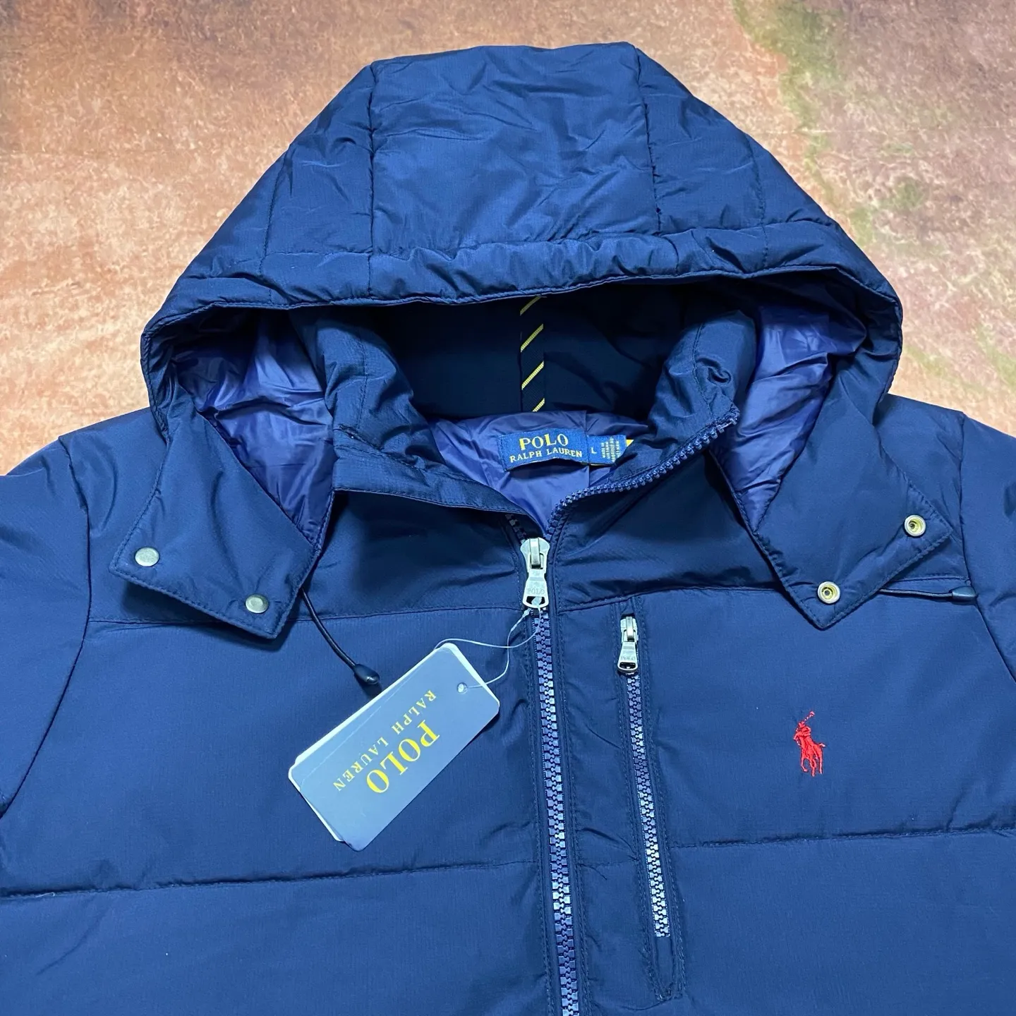 P740 The top version distinguishes currency from the official website for details, scan the QR code to enter the official website] 24SS Winter New Rah Lauren Winter Gorham Down Jacket with Detachable Hood Down Jacket is windproof and waterproof. The same top version as the official website - Color: Black, Navy Blue, Glossy Black - The top version distinguishes market currency - Purchase the original mold to create a full set of customized accessories, details determine success or failure. - ·Comes from the United States, and has a strong American flavor. ·The two brands under his name, by Rah Lauren and Rah Lauren, have created a sales field of high-quality fashion in the world, and continue to carry forward the designer's reputation and the brand's glorious image. - - Accessories: original tag, washed label + electroplated YK zipper logo, customized Laf Loren zipper - full set of accessories - the same style for both men and women, size m-xxl